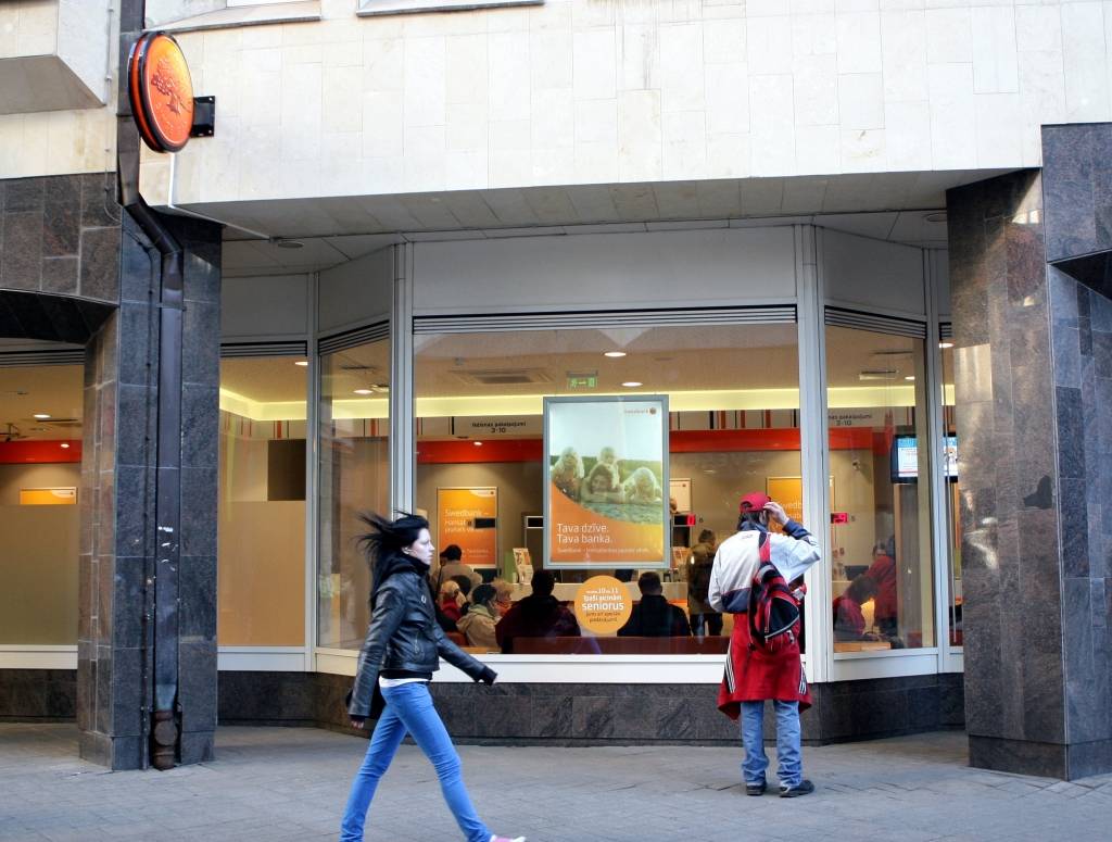 Rēķinu apmaksa Swedbank filiālēs ir kļuvusi par latu dārgāka