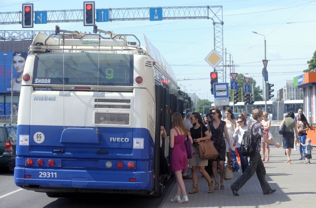 Rīdzinieki arvien biežāk sūdzas par pārmērīgu karstumu sabiedriskajā transportā