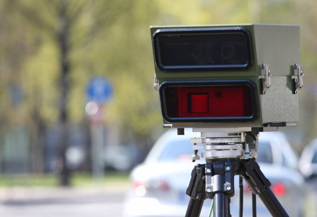 Kurzemē motociklists fotoradaram patraucas garām ar ātrumu 153 km/h
