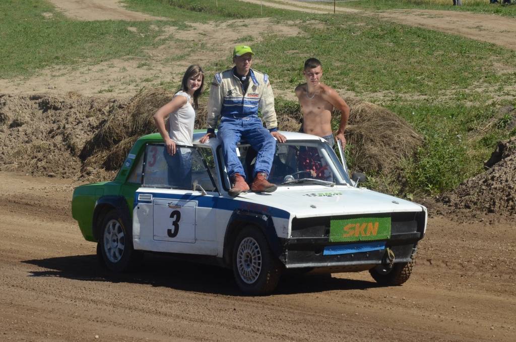 FOTO: Latvijas autokrosa čempionāta posmā Vecpilī met kūleņus un vicina dūres