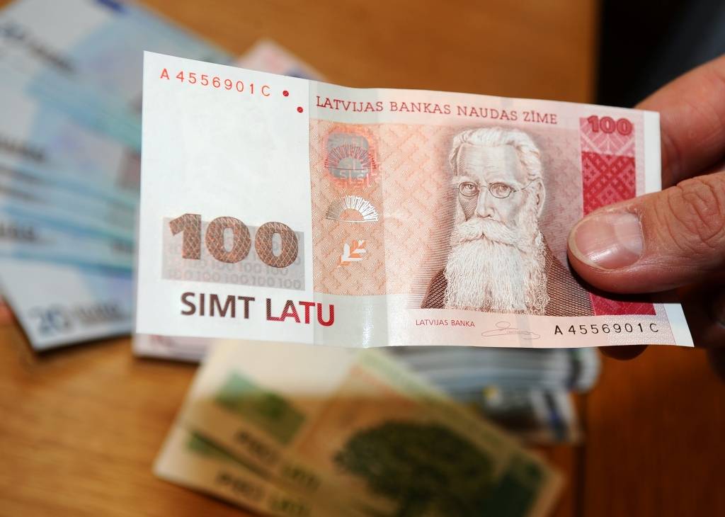 Popularitāti Latvijā iegūst shēma kreditoru «uzmešanai»