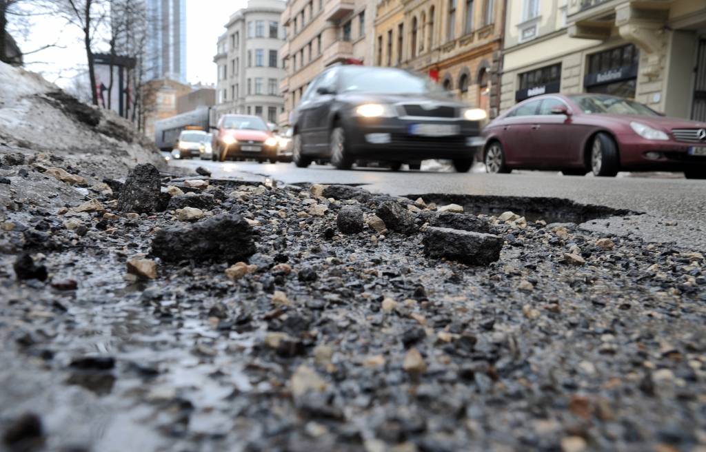Lange: Ja valdībai un sabiedrībai ceļi nebūs prioritāte, "apstāsimies uz sabrukuša ceļa"