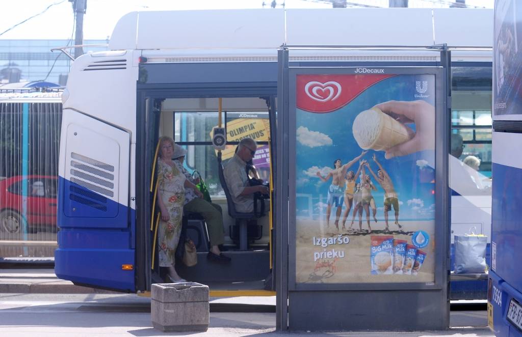 Rīgā konstatēti elektroapgādes traucējumi; uz laiku bija daļēji apturēta sabiedriskā transporta kustība