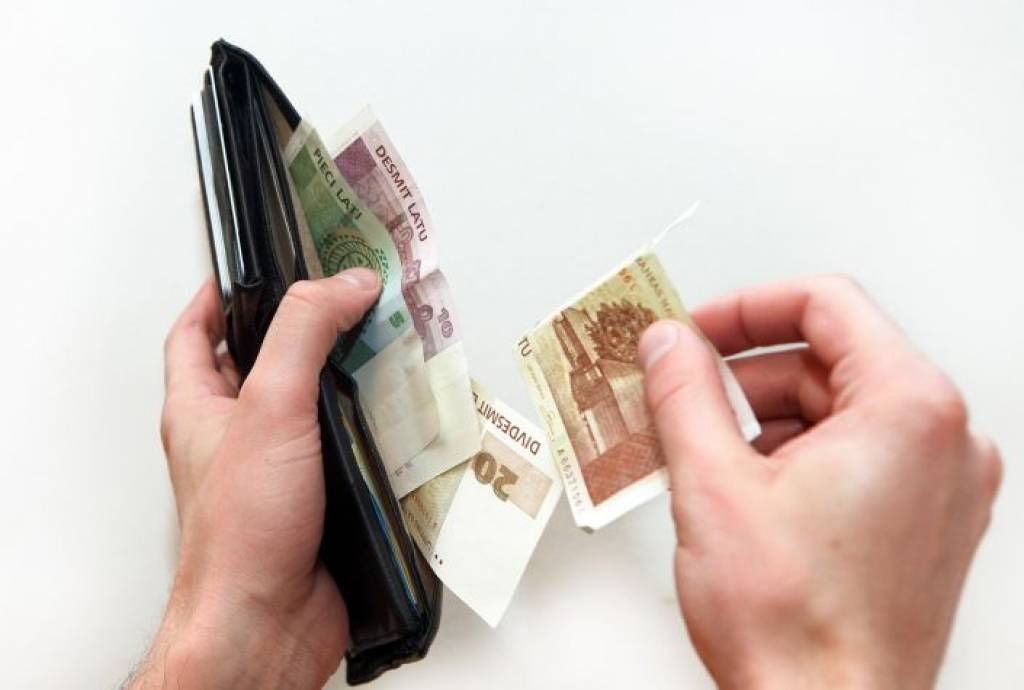 Darbaspēka nodokļu samazināšanai piedāvā trīs risinājumus