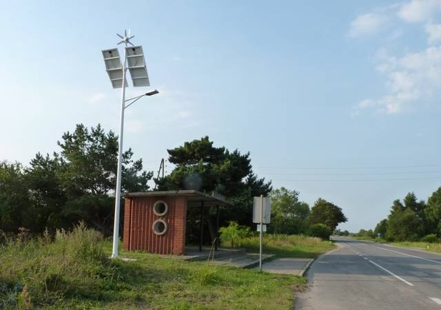 Pieturas izgaismo ar saules un vēja enerģiju darbināmām laternām