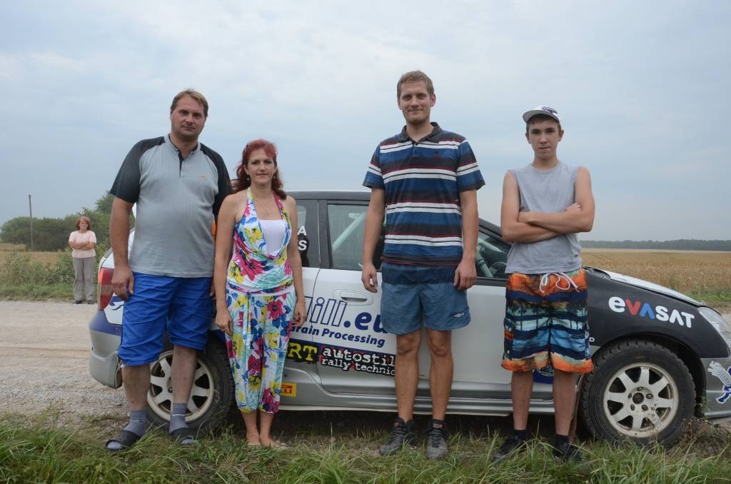 FOTO: Mārcis Ķenavs vizina "Kursas Laika" abonēšanas akcijas uzvarētājus