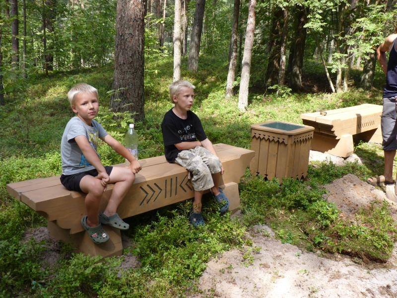 Bernātu parkā soliņus rotā etnogrāfiskās zīmes