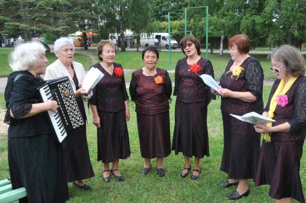 FOTO: Lietus nebiedē seniorus festivālā "Tēvu tēvi laipas meta"