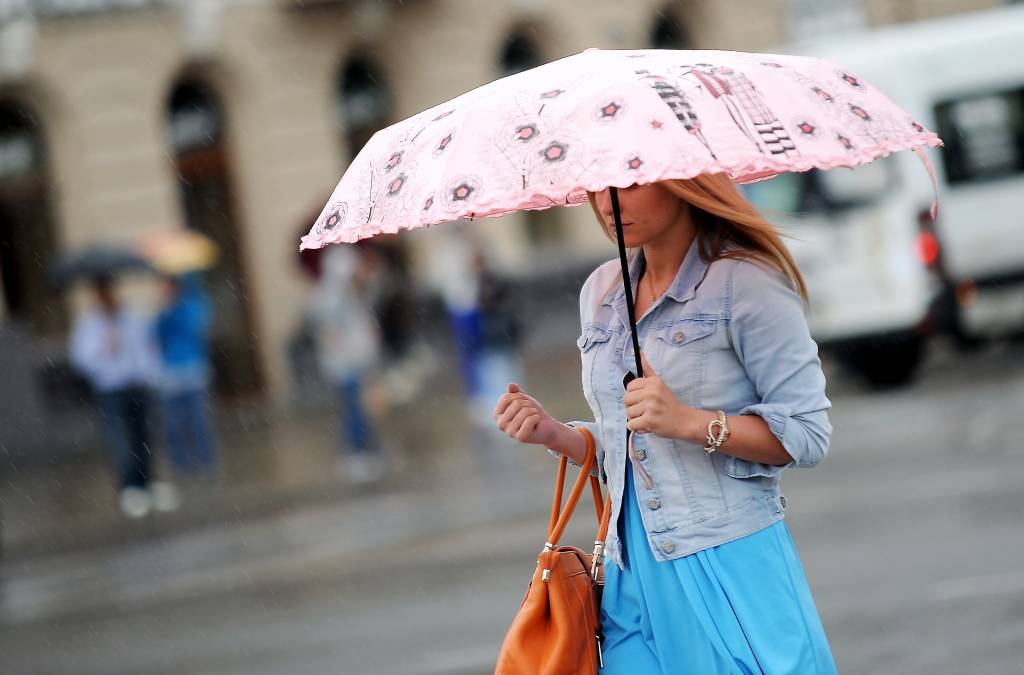Brīvdienās gaidāms silts un lietains laiks; brīdina par stipriem nokrišņiem sestdien