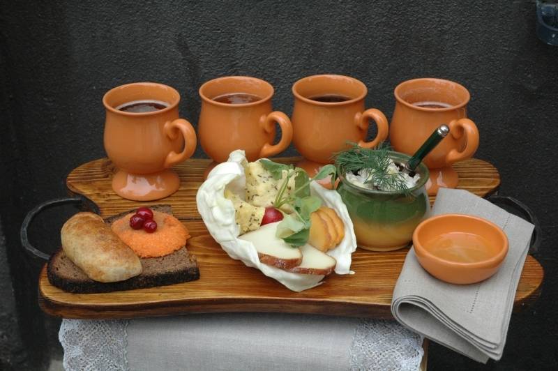 Septembrī Anglijā rīkos "Latviešu restorānu dienas"; angļi novērtē pelēkos zirņus ar bekonu