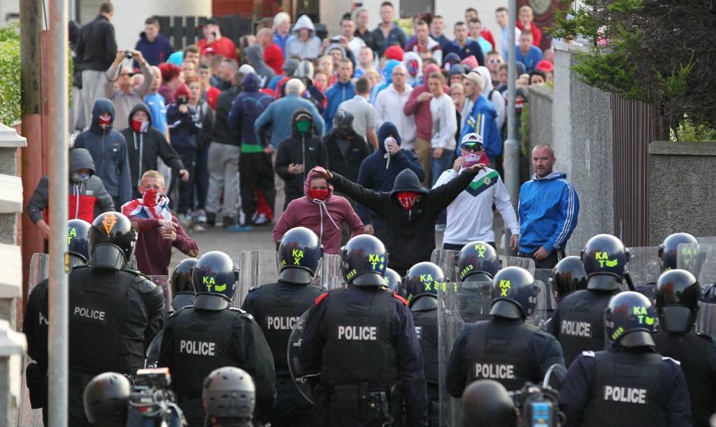 Belfāstā sadursmēs ievainoti 56 policisti