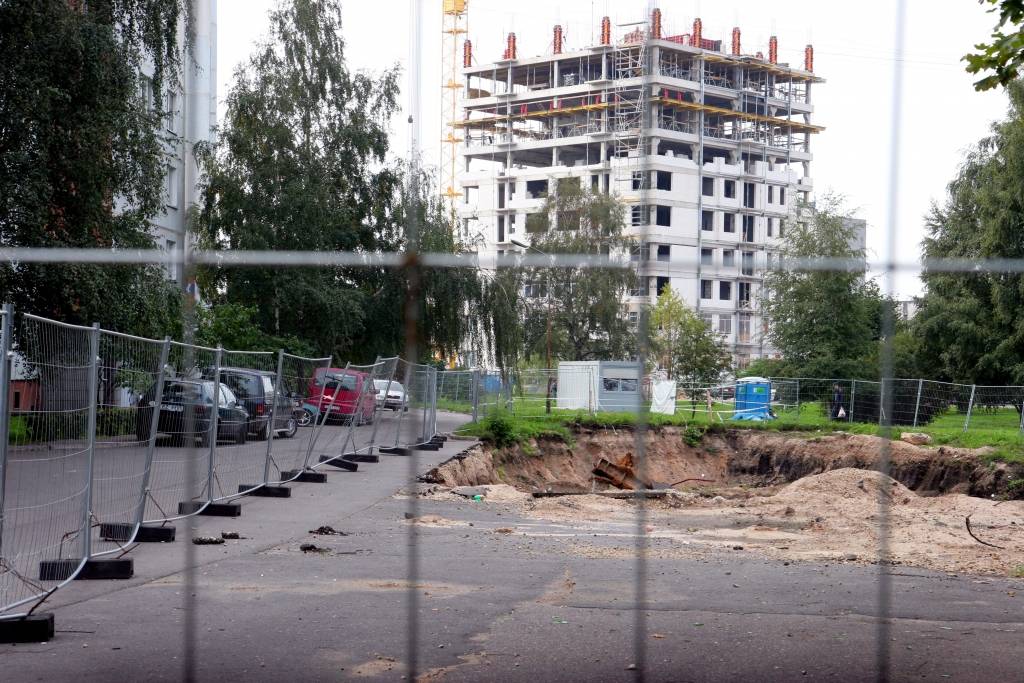 Glābēji palīdz vīriešiem izkļūt no būvbedres un kanalizācijas akas; novāc vētrā nolauztos kokus