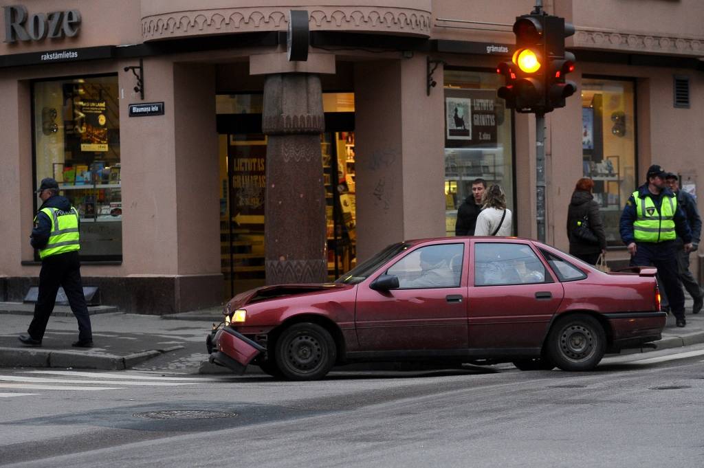 Pensionārs ar auto Rīgā taranē nama sienu