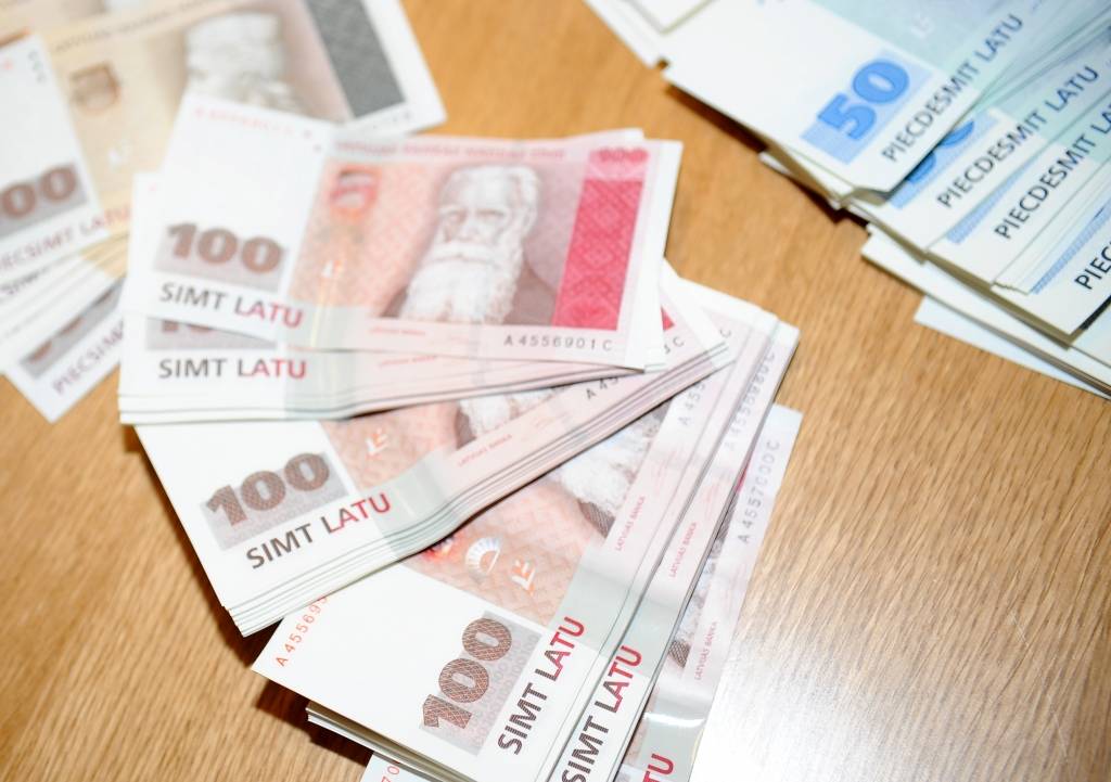 Zināms, cik liela summa izmaksāta pēdējo gadu iespaidīgākā vecāku pabalsta saņēmējam