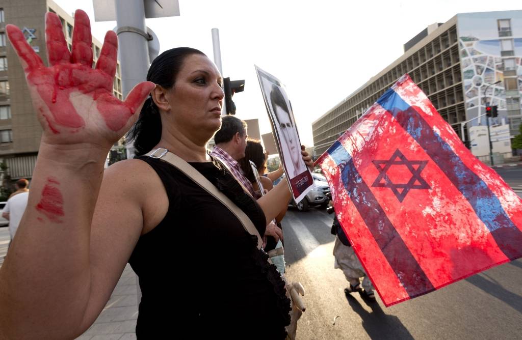Izraēlas valdība atbrīvo pirmos palestīniešu ieslodzītos; izraēļi protestē