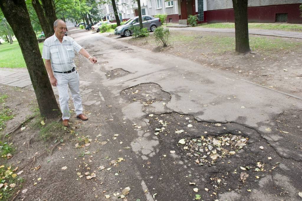 Iekšpagalmu asfalts pārāk dārgs