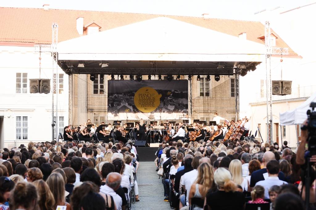 Ar stāvovācijām Viļņā sveic Liepājas Simfonisko orķestri