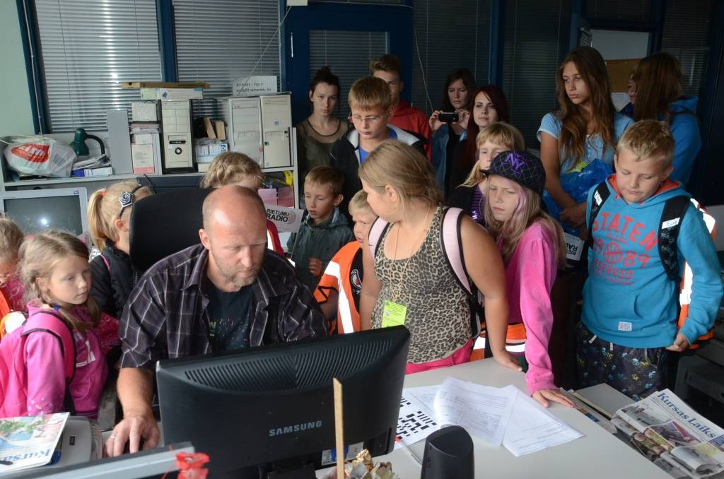 FOTO: Nometnes dalībnieki viesojas redakcijā