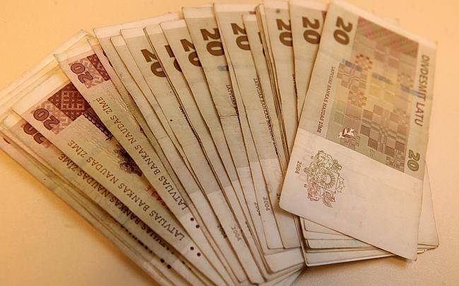 Nedaudz pieaudzis to darbinieku skaits, kas mēnesī saņem vairāk par 200 latiem