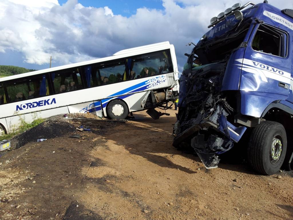 (papildināta) Uz Liepājas šosejas pie Kalvenes notikusi smaga autoavārija; 16 cietušie