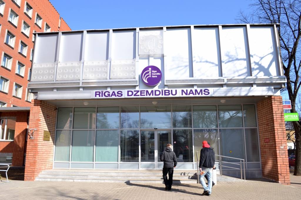 Bijusī Dzemdību nama vadītāja: valsts piešķir vien 80% no dzemdībām nepieciešamās naudas