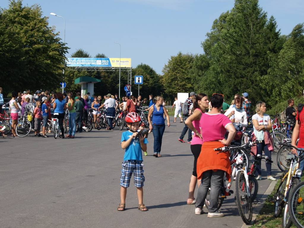 FOTO: Dodas pirmajā braucienā pa "Grobiņas velobāni" 