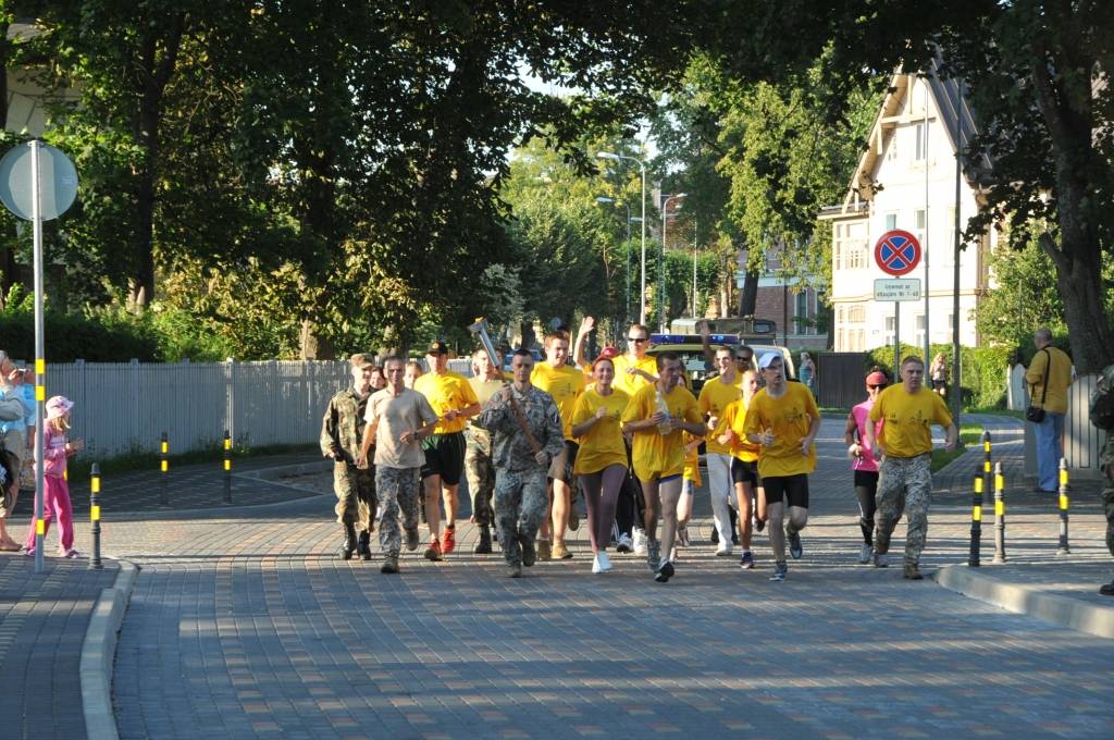 FOTO: Liepājā nonāk lāpu skrējiens "Apkārt Latvijai!"