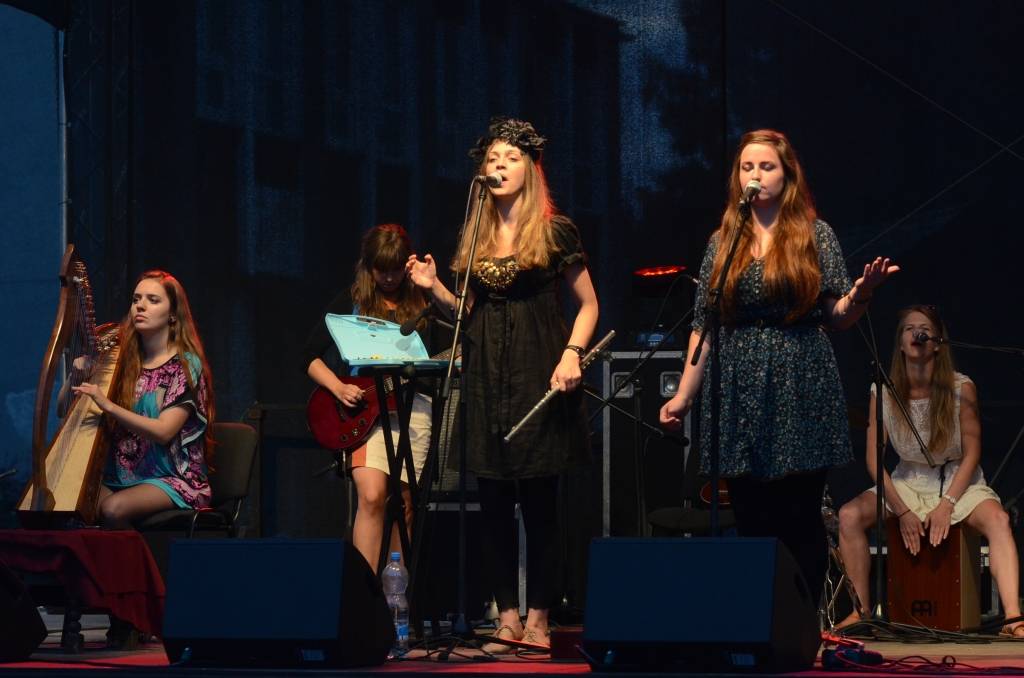 FOTO: Godina Gaviezes Gada cilvēkus un klausās "Sus Dungo"