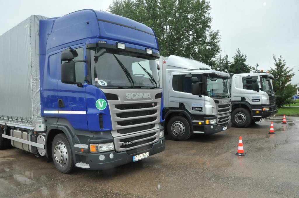 FOTO: Prezentē "Scania" automobiļus