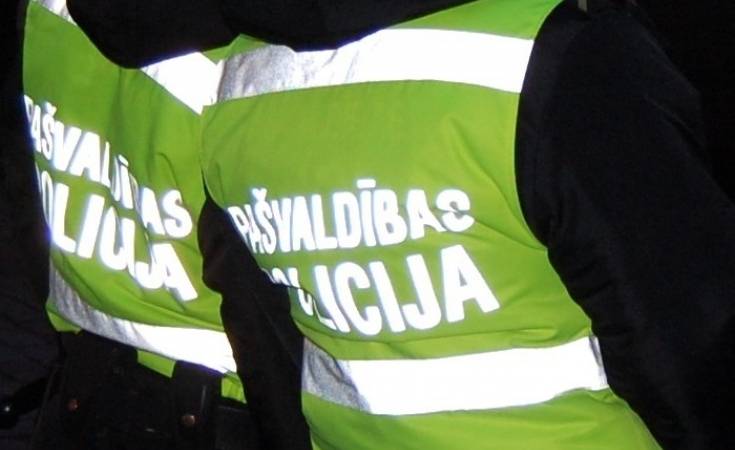 Liepājā vīrietis un sieviete lielā reibumā "pieskata" bērnus