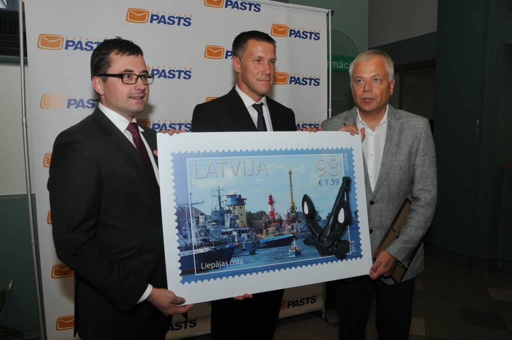 FOTO:  Liepājas ostai veltītās pastmarkas prezentācija