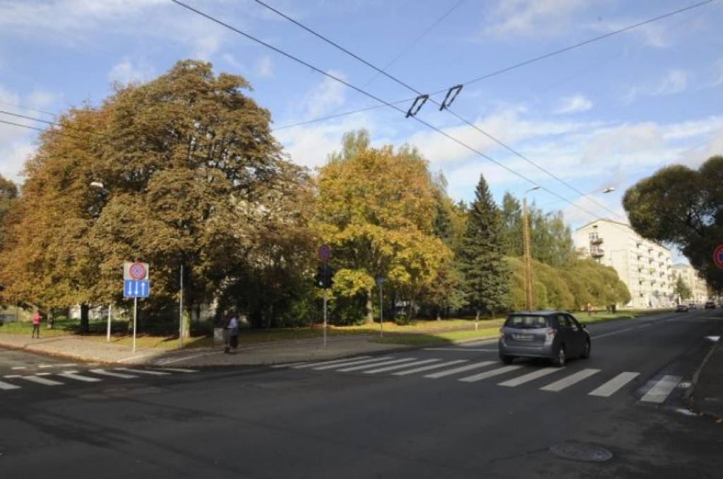 No domes prasa trīs miljonu kompensāciju
