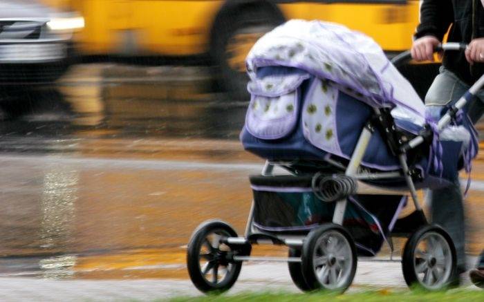 Liepājā automašīna notriekusi bērnu ratiņus; cietis zīdainis