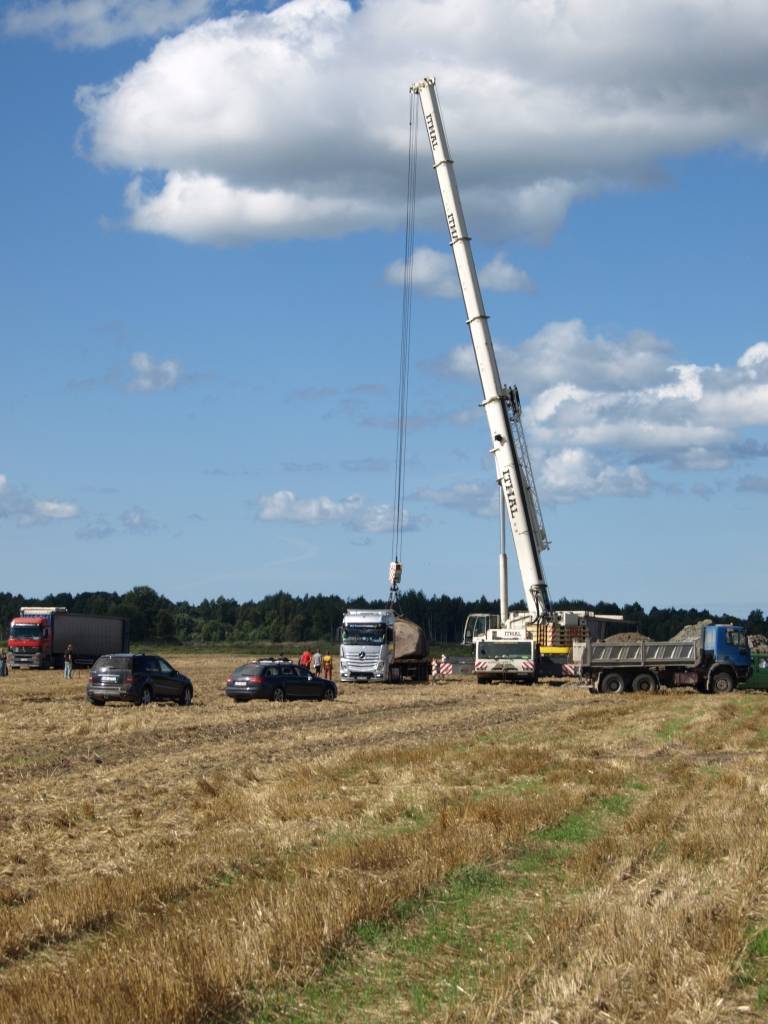 FOTO: "Odziņu" bedrīšakmeni izceļ virszemē