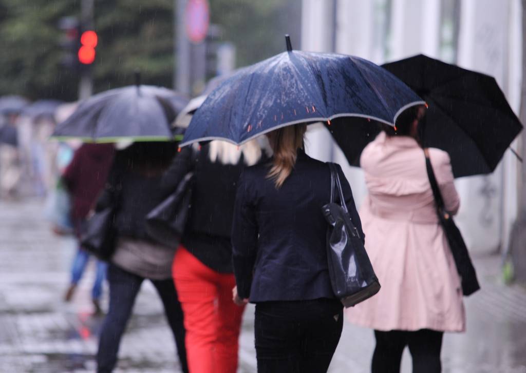 Pirmdiena būs rudenīgi vēsa; līs gandrīz visā Latvijā