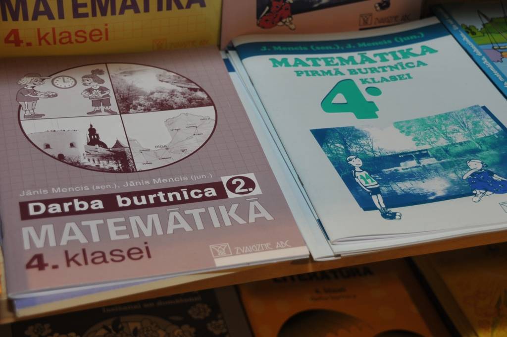 Tiesībsargs lūdz informēt, ja skola liek pirkt mācību materiālus