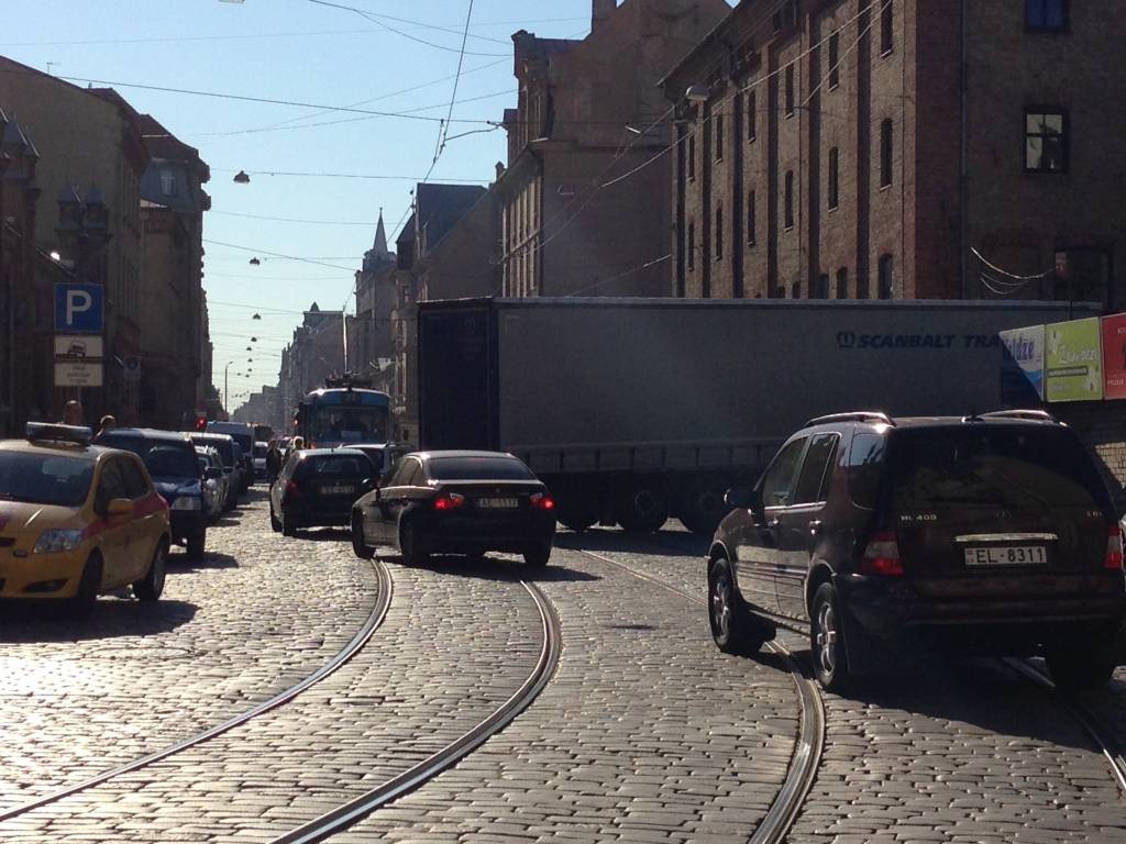 papildināts (10.16) - FOTO: Kravas auto uz pusstundu bloķē satiksmi Rīgas centrā
