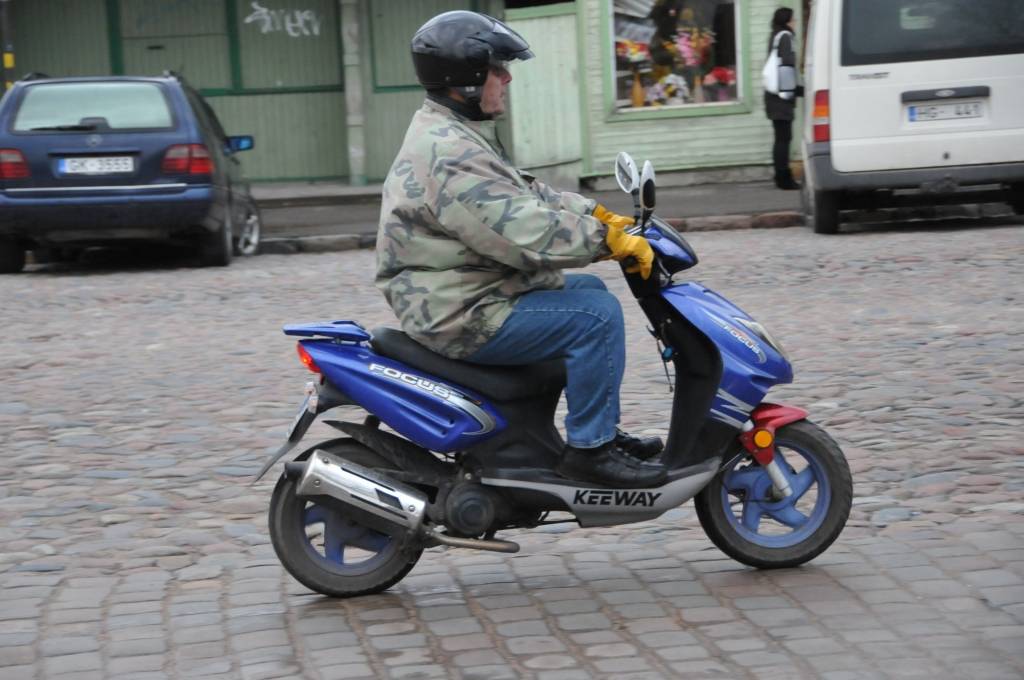 Mopēdu vadītājiem būs jākārto vadīšanas eksāmens