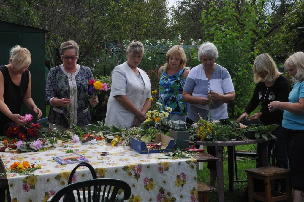 FOTO: Floristes Dubeņos mācās kā salikt rudens puķes