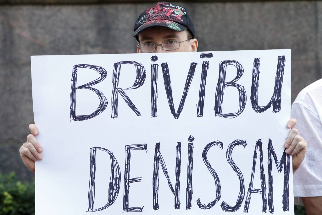 Advokāts: Ja Čalovski neatbrīvos līdz decembra sākumam, būs pamats jaunām sūdzībām tiesā