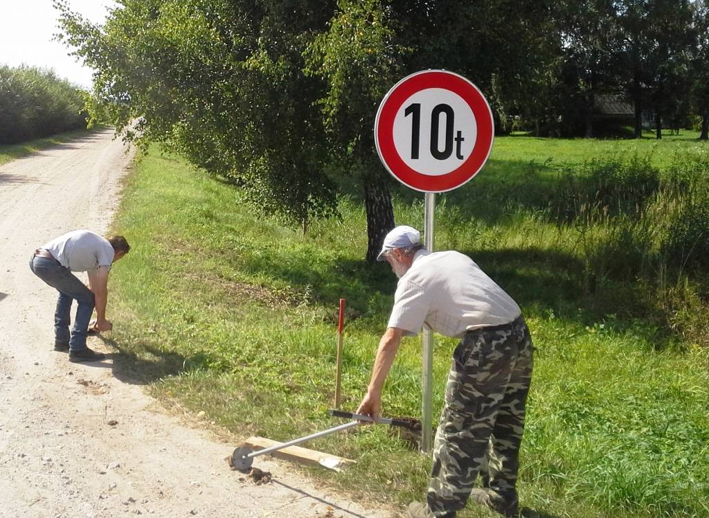 Nīcas novadā uz vairākiem ceļiem uzstāda masu ierobežojošas ceļa zīmes