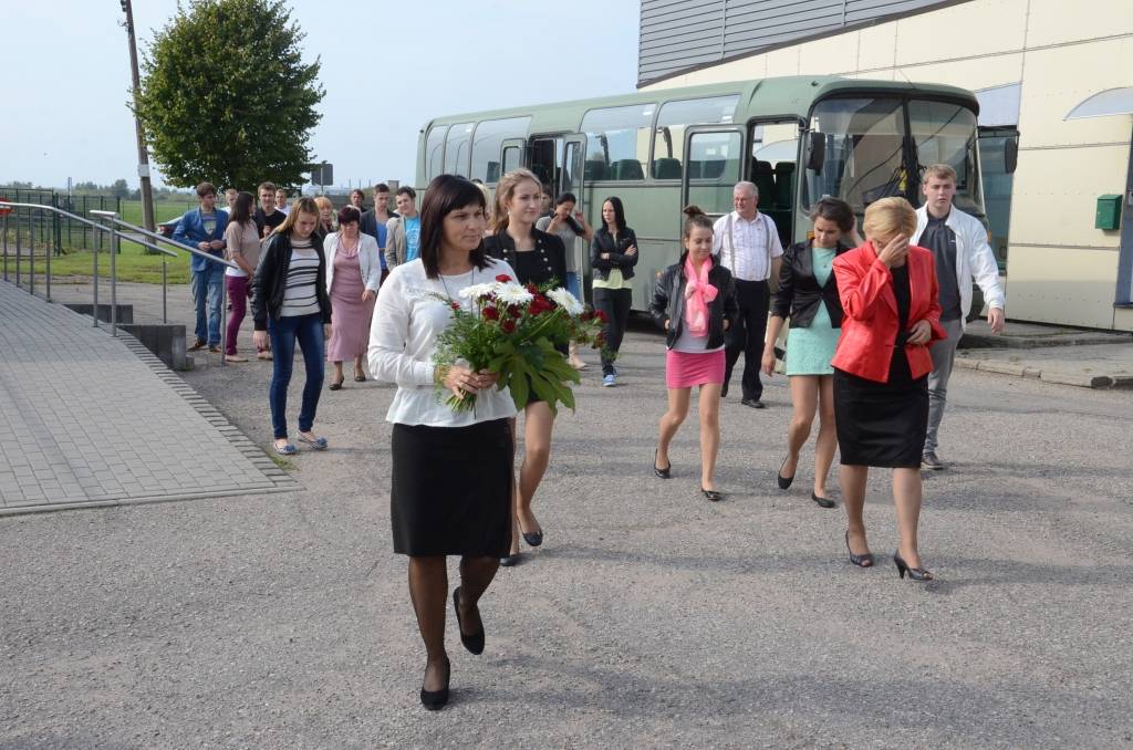 FOTO: Aviācijas veterāni noliek ziedus pie skolas piemiņas akmens