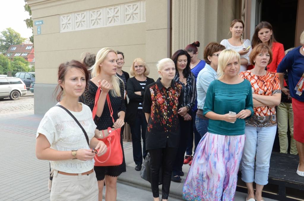 FOTO: Liepājas teātris pulcējas uz ikgadējo kopbildi