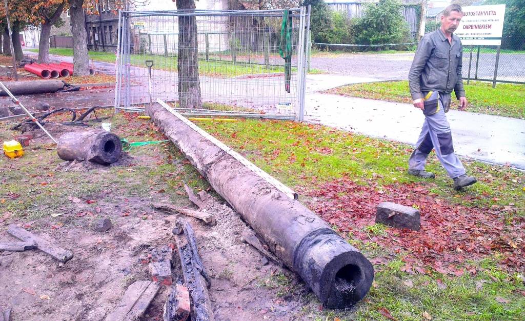 Zem Brīvības ielas Liepājā atrod koka cauruļvadu