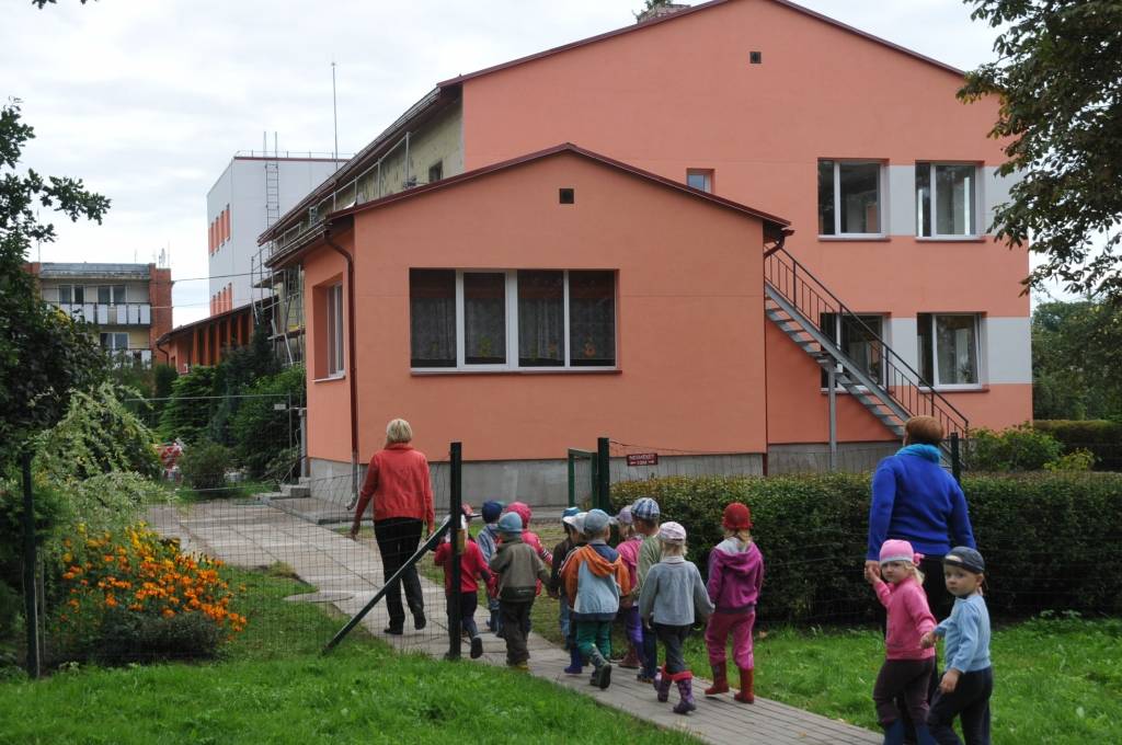 FOTO: Nīcas kultūras namā daļa bērnu mācīsies līdz oktobrim