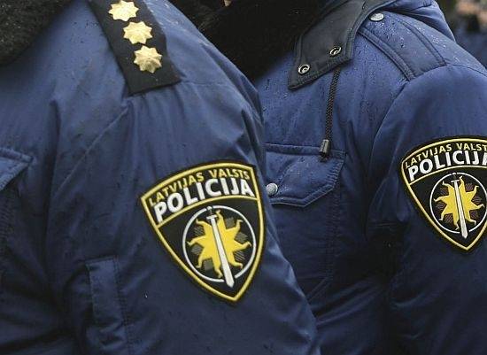 Liepājā dedzina durvis un ar harpūnu uzbrūk likumsargiem