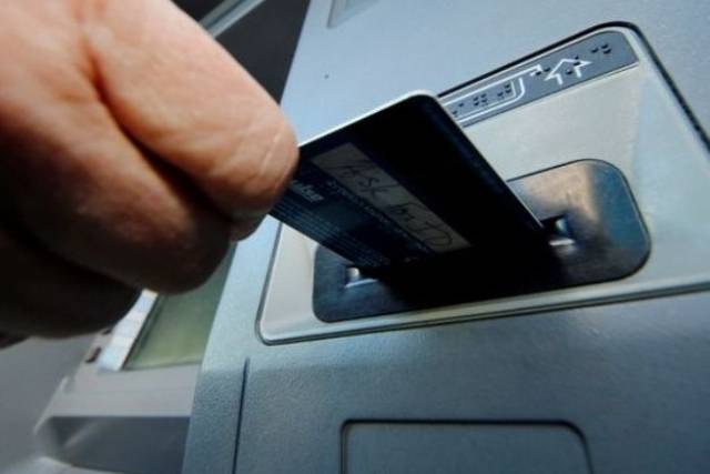 Liepājā pie dzērumā esoša vīrieša atrod svešu bankas karti