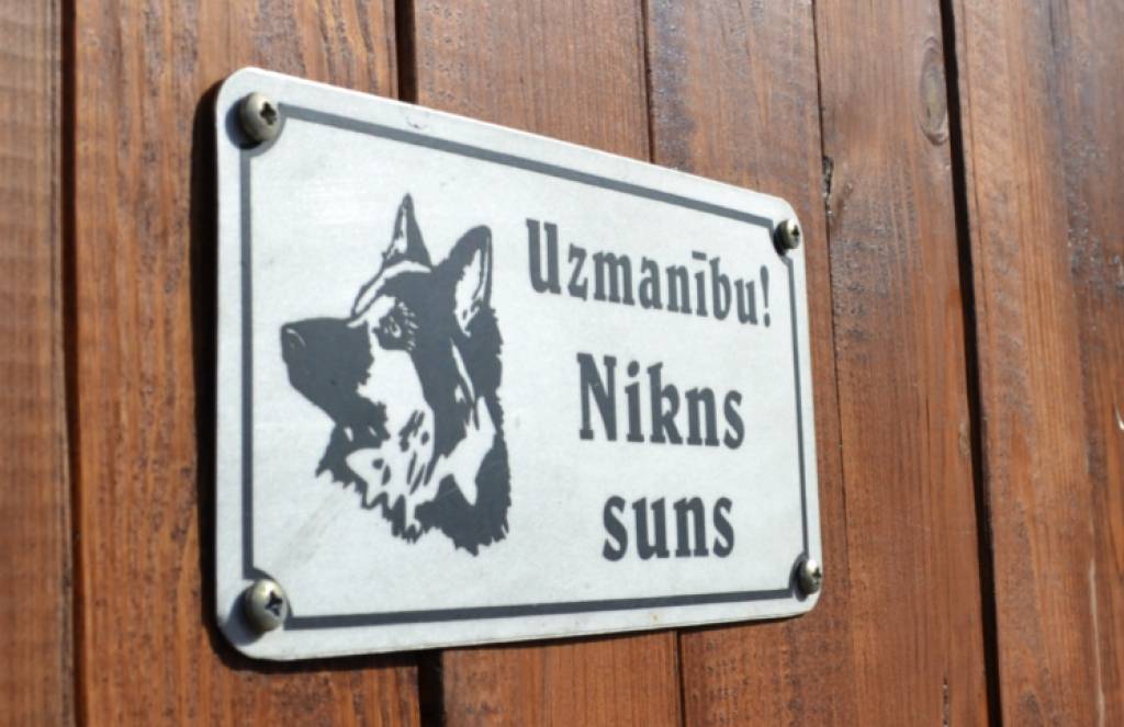 Īsa pamācība, kā tikt pie iespaidīgas mājas upes krastā ar apsildāmu baseinu