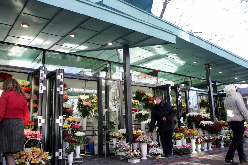 Saktas puķu tirgotāju strīdā par autostāvvietām kompromiss nav iespējams