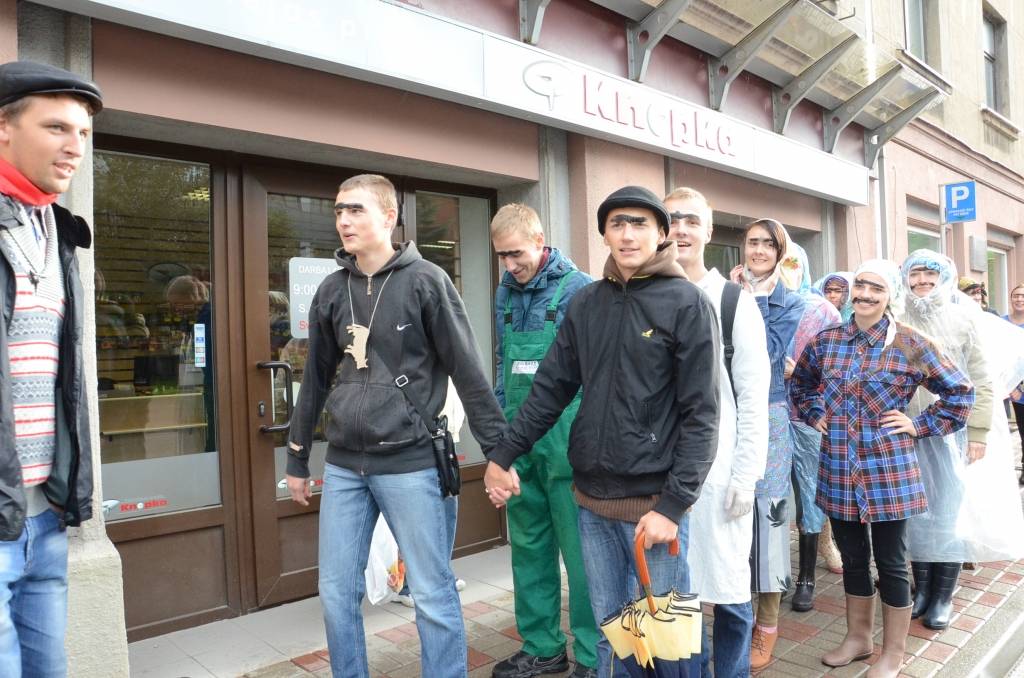FOTO: Liepājas Universitātē "iesvēta" pirmkursniekus